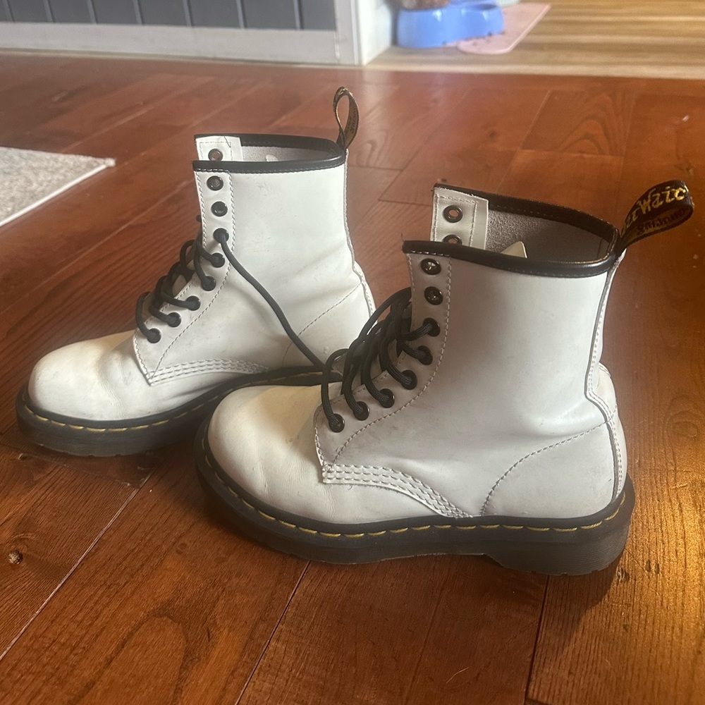 WHITE DOC MARTENS
